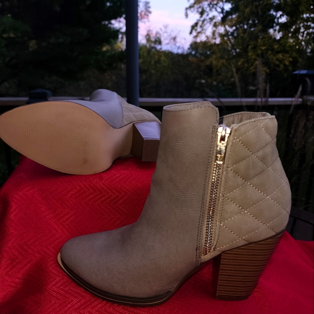 Ankle boots with heels sz 9